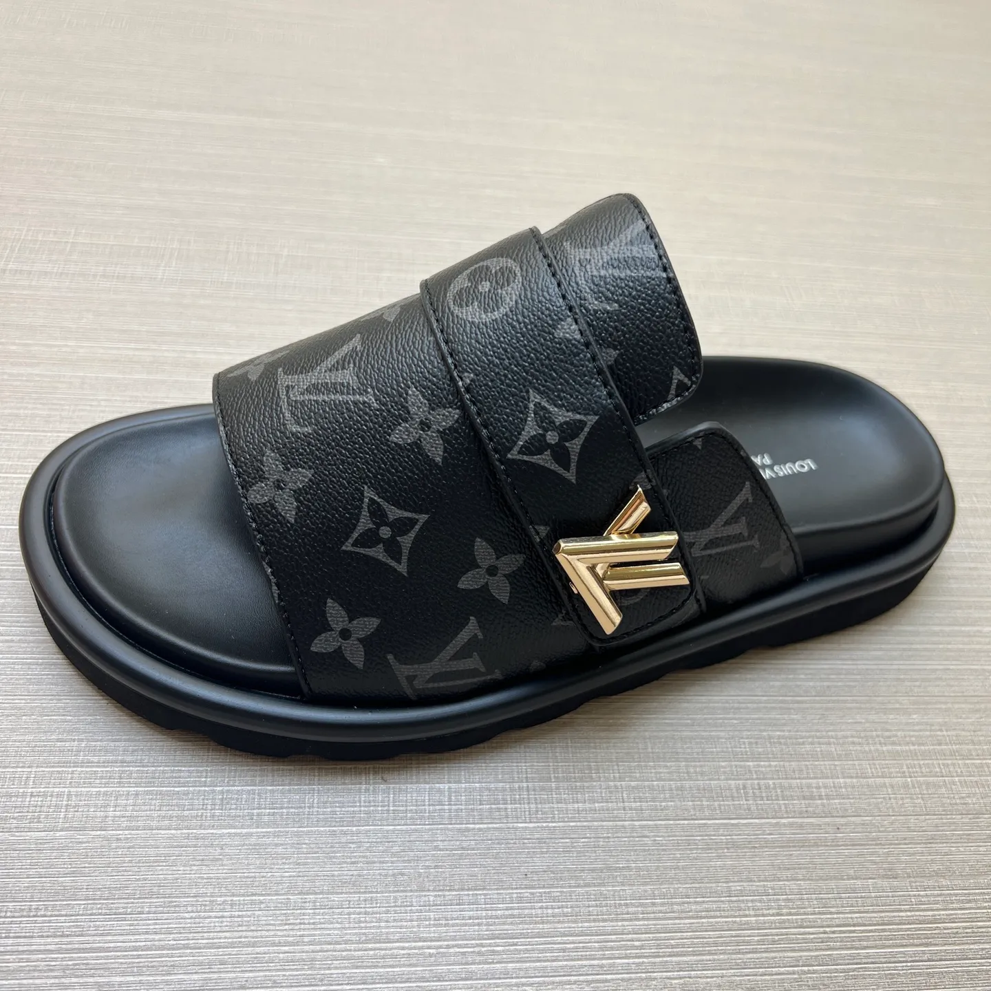 Factory price: 360💰【LOUIS VUITTON】Louis Vuitton, LV printing, men's and women's slippers are on the market, drawer box packaging with cloth bag, card, the upper pattern looks very soft and waxy, super versatile leg slimming artifact. Fabric: imported denim/canvas/old fabric, LV hardware LOGO, official website pattern printing, comfortable to wear, foot pads: high elastic men's shoes💰U water table. Sole: foam sole, heel height: about 5cm. Code number: 35-46, 35, 45, 46 are custom-made and non-returnable. Color: multiple colors and styles available.